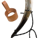 7. Preis: Trinkhorn 0,3l mit Trinkhorn-Gürtelhalter für 0,3l - braun 